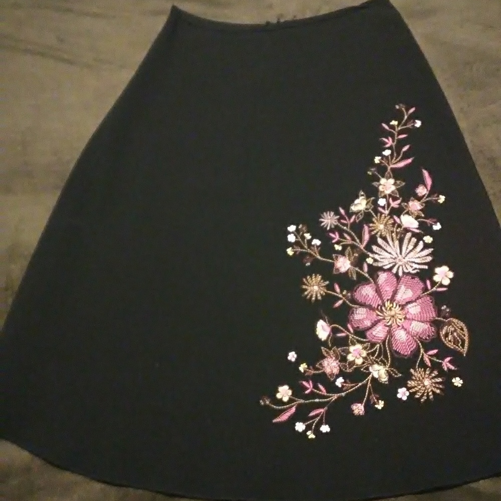 Embroidery black skirt